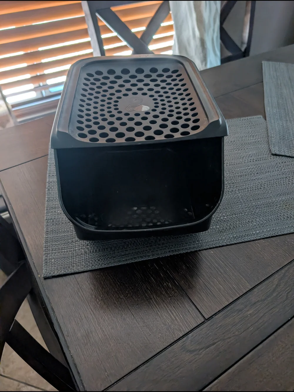 Tupperware Onion & Garlic Smart Container features a ventilated lid for air circ